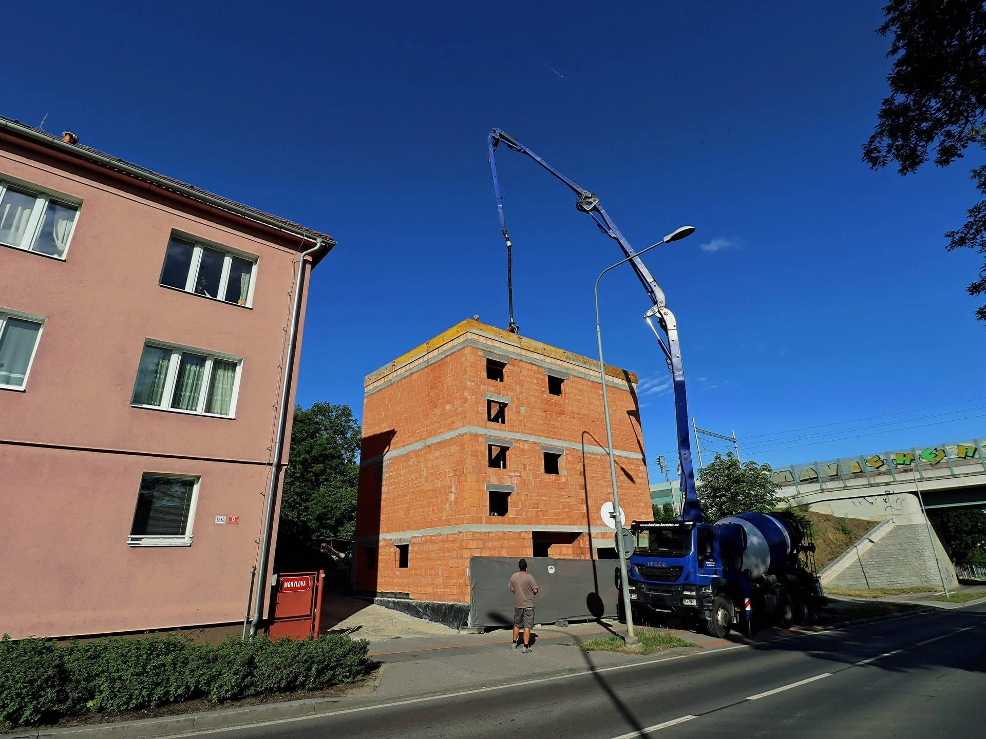 Novostavba bytového domu v Plzni během realizace