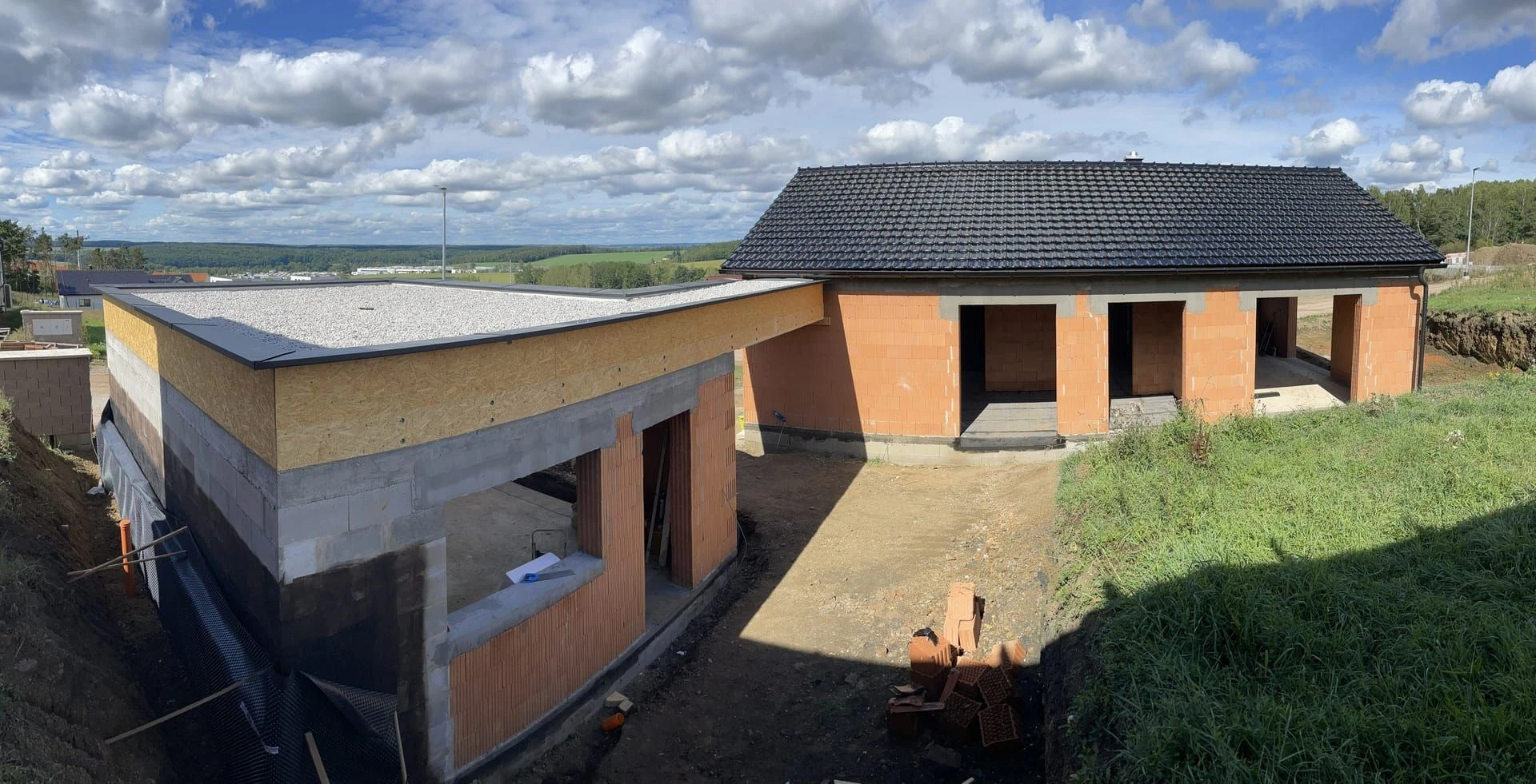Rozestavěný rodinný dům v Holýšově s dokončeným krovem