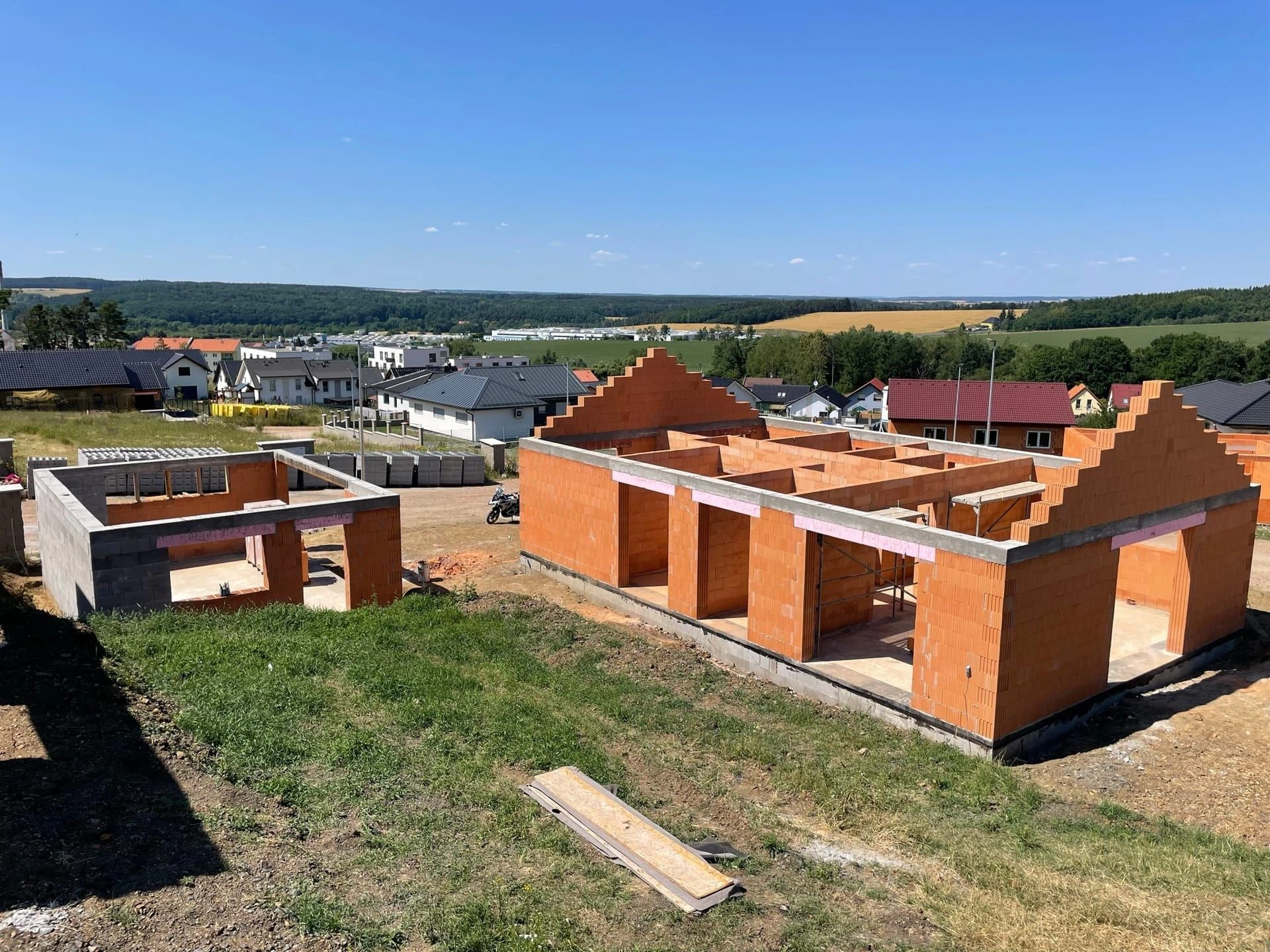 Zdivo rodinného domu v Holýšově během realizace