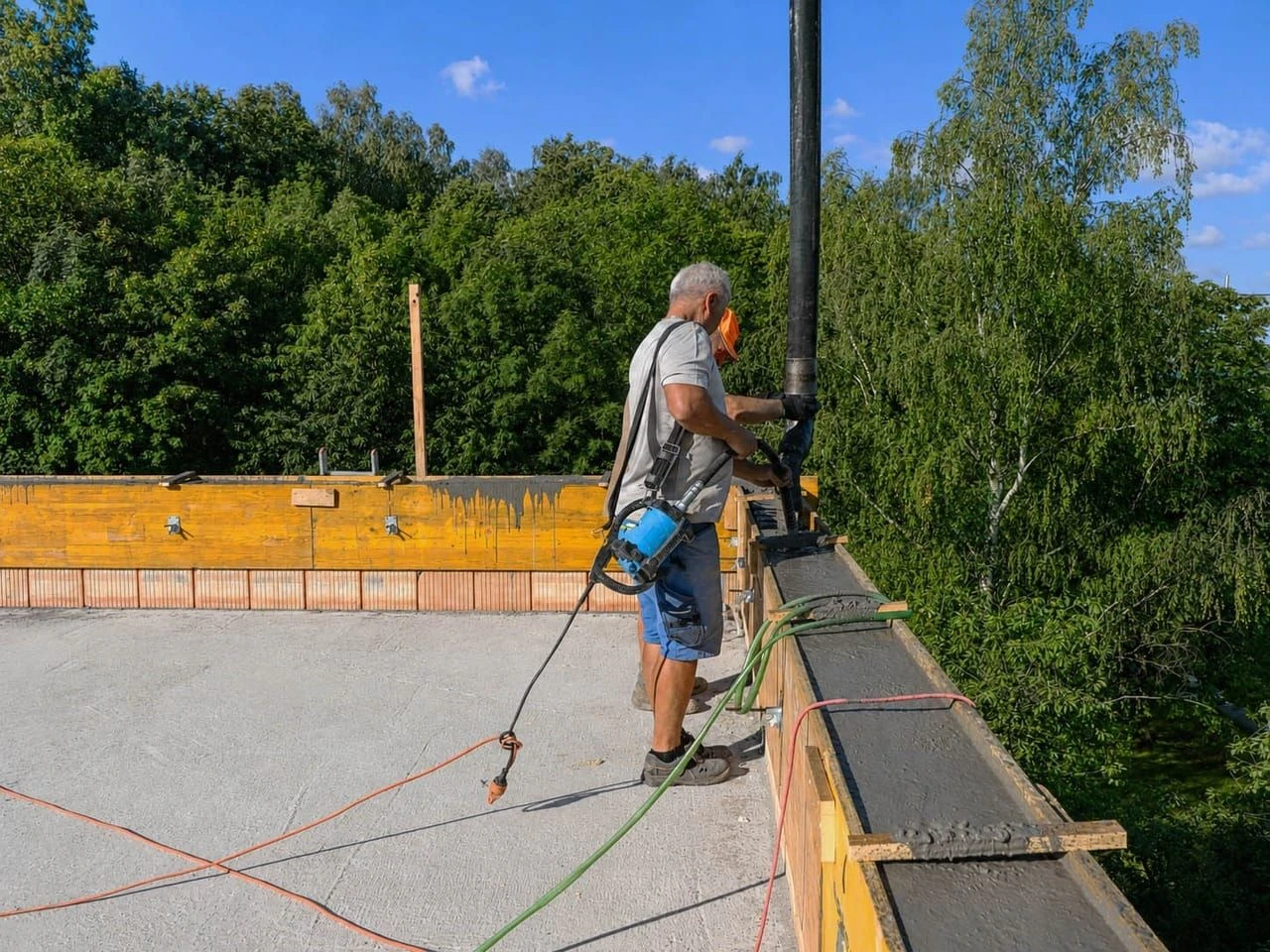 Práce na bednění okraje stropní konstrukce bytového domu v Plzni