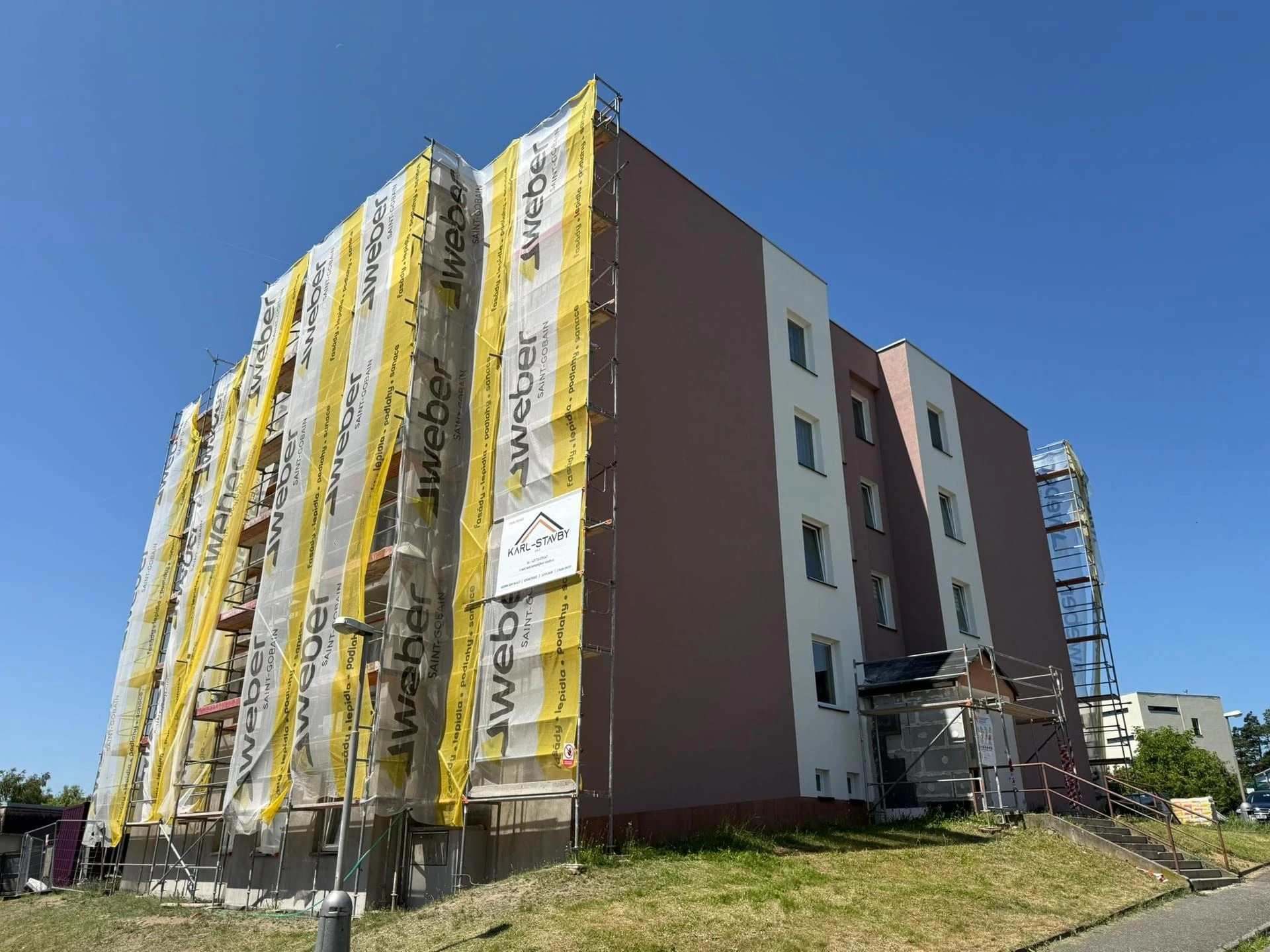 Fasáda bytového domu v Nepomuku během dokončování