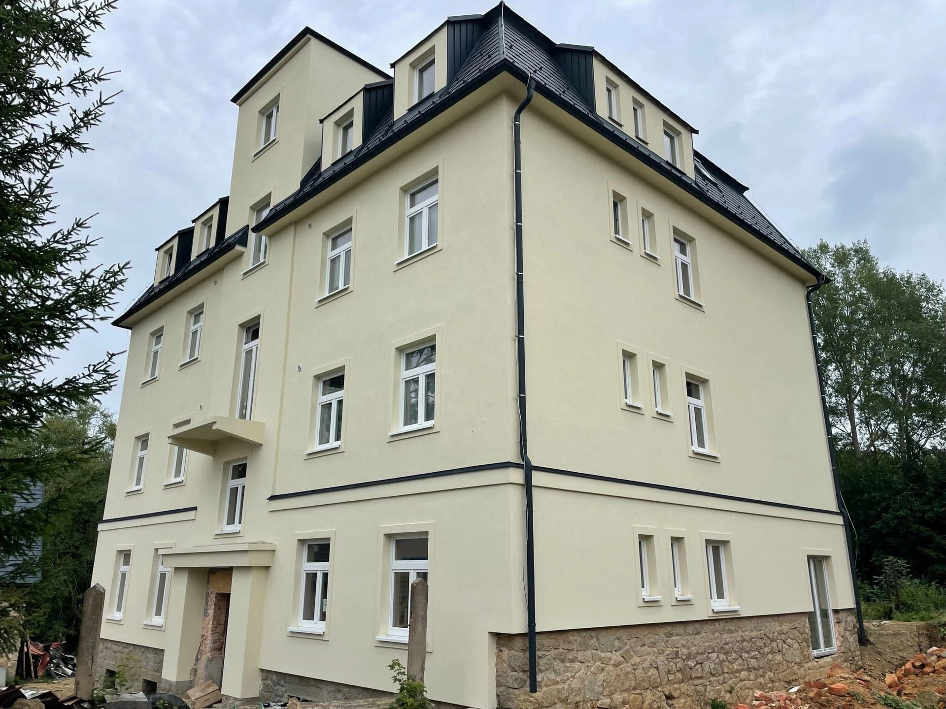 Multi-storey building in the Domažlice district after façade and roof renovation