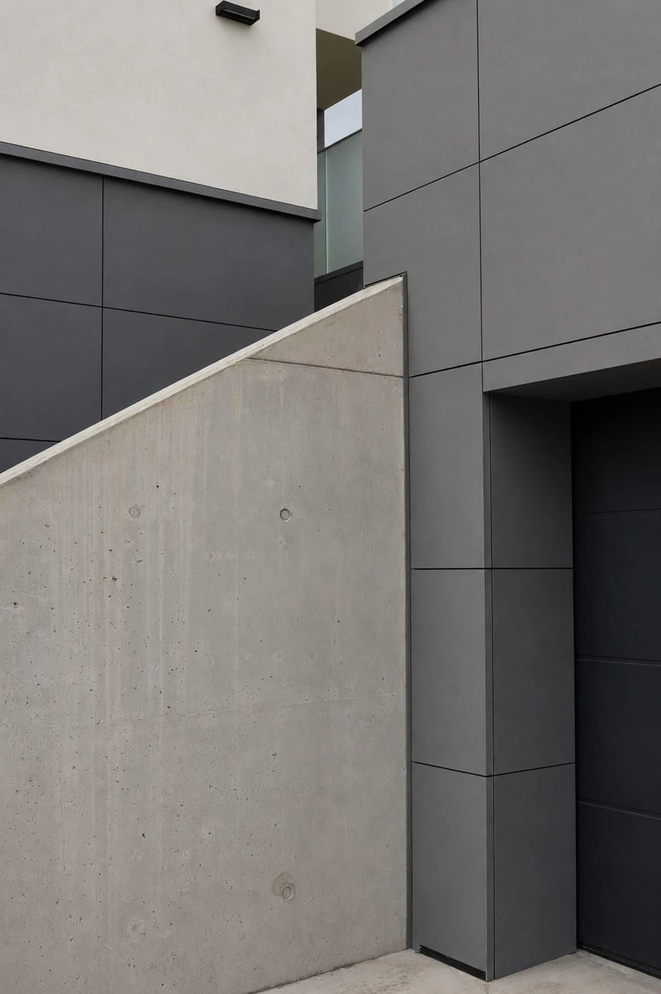 Materiálový detail exteriéru dokončeného rodinného domu