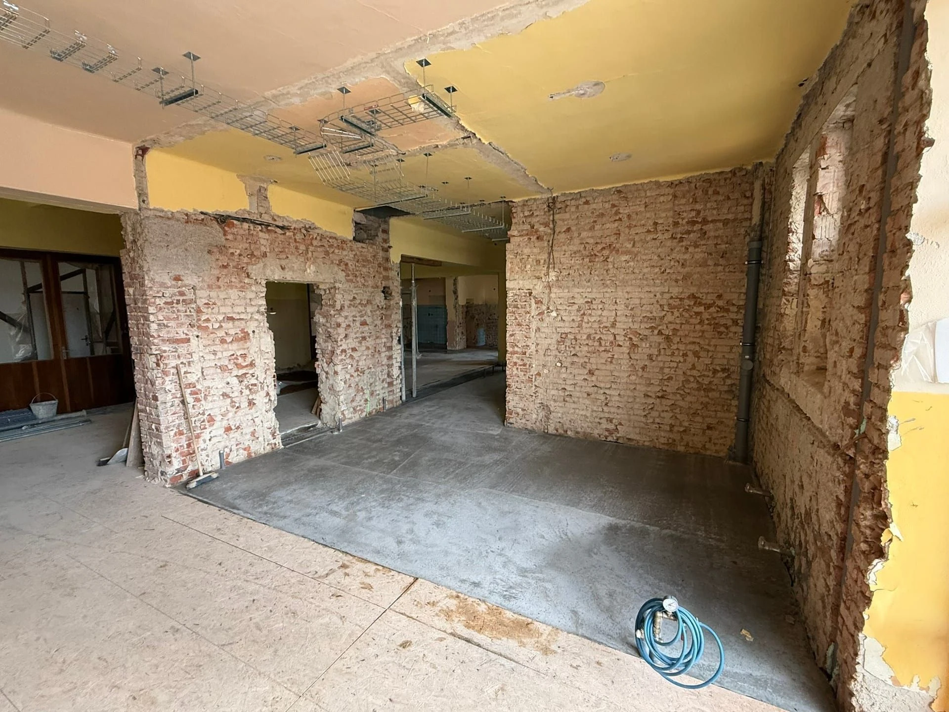 Širší pohled do odkrytého interiéru Lidového domu během rekonstrukce