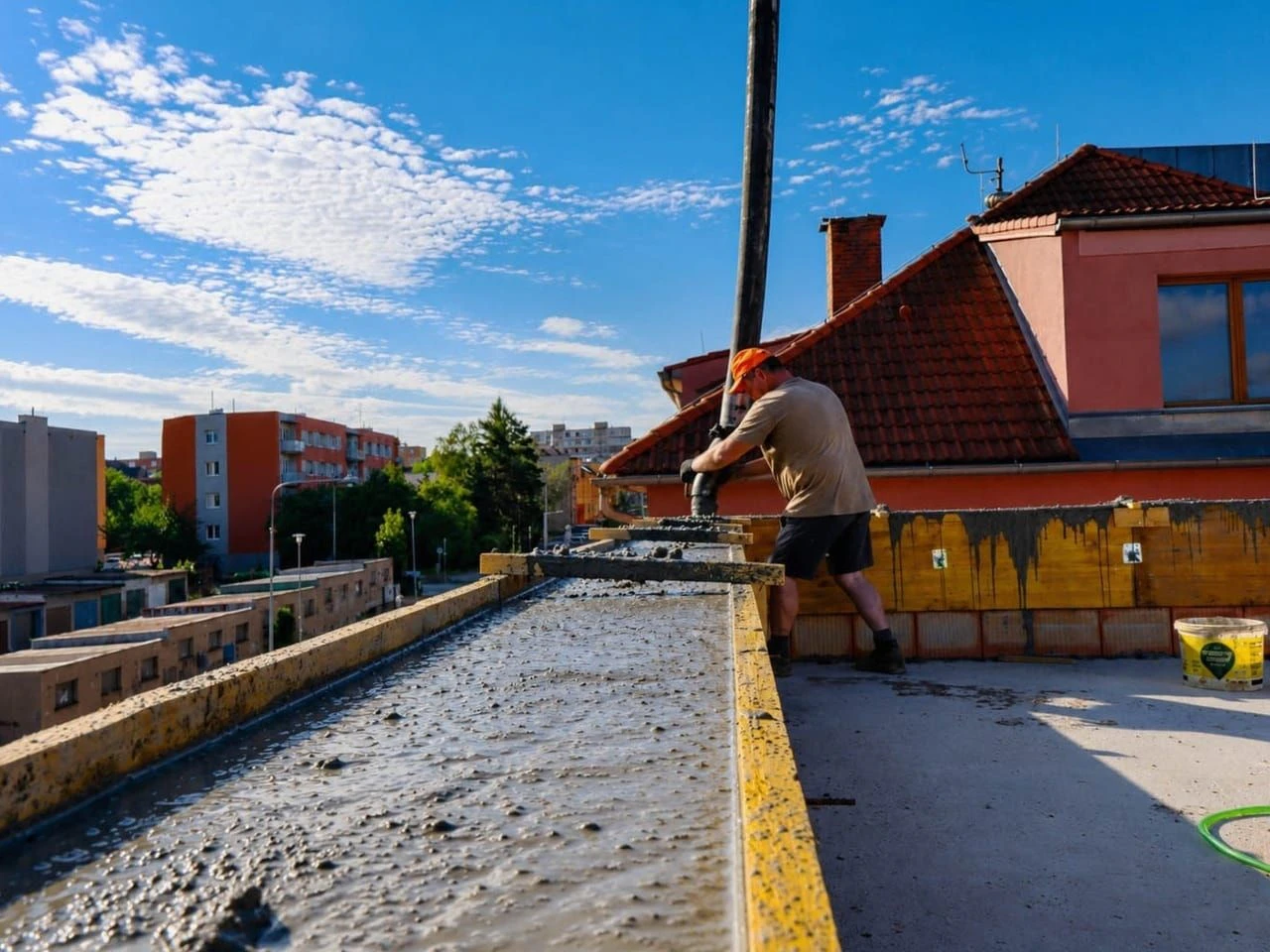 Rozpracovaná stropní deska bytového domu v Plzni