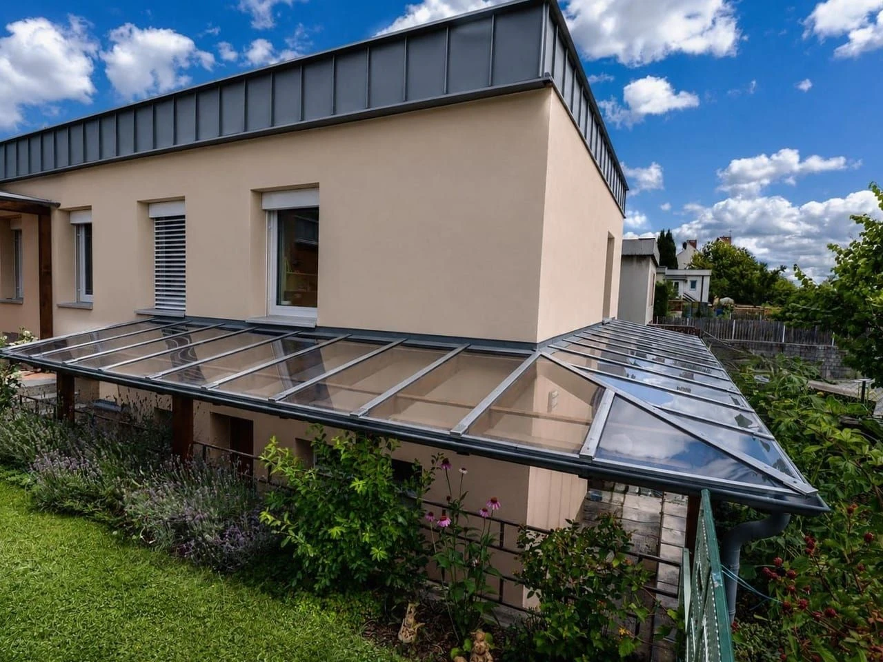 Širší pohled na prosklený přístřešek a zahradní fasádu