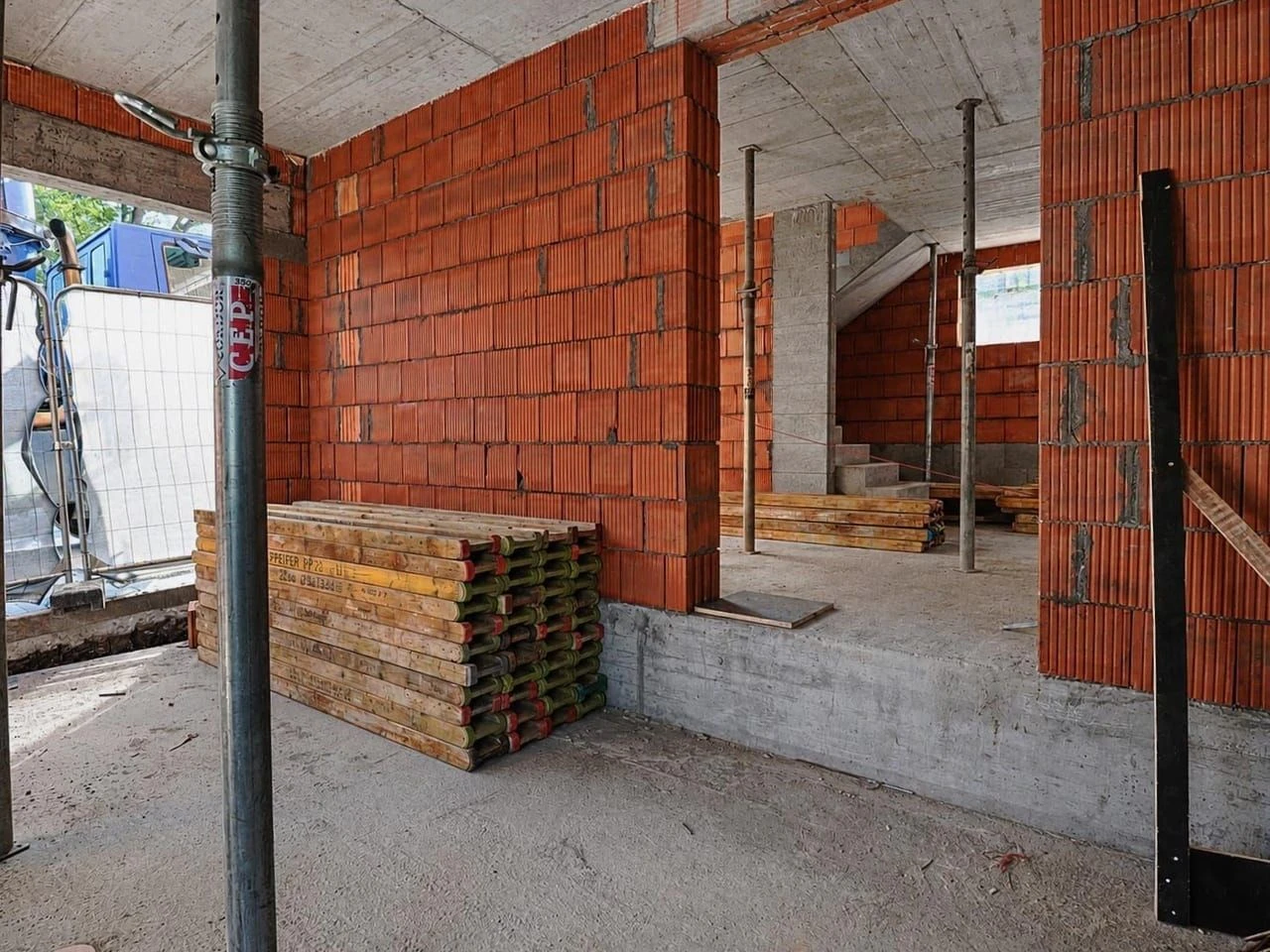 Vnitřní nosná konstrukce bytového domu v Plzni